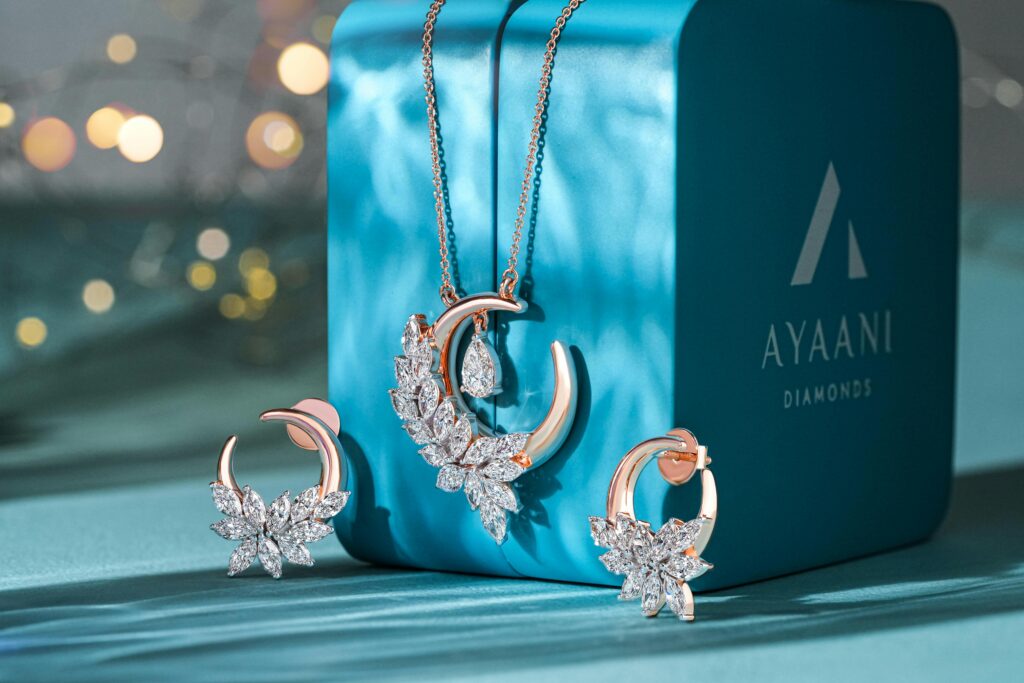 Luxurious diamond jewelry set featuring vibrant sparkle, perfect for festive occasions.